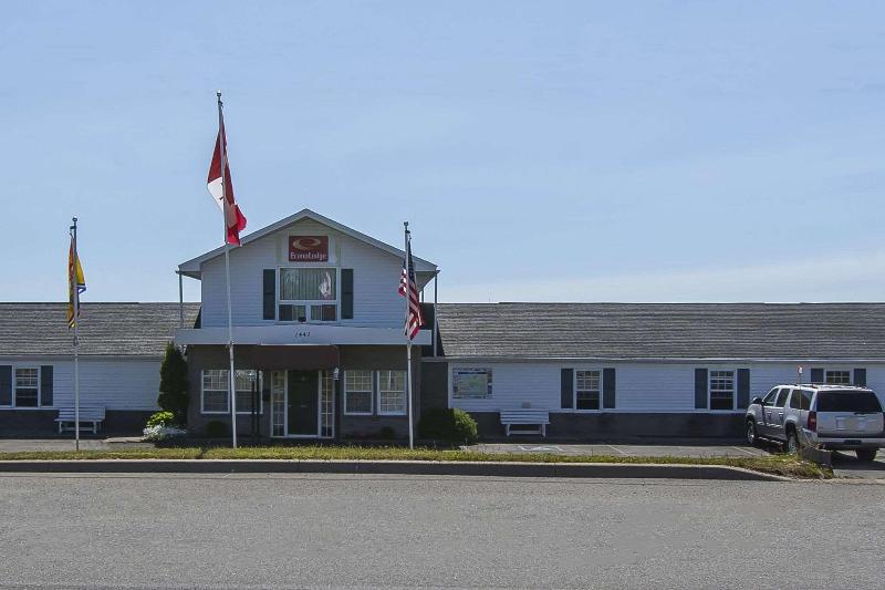 בית מלון כפרי Econo Lodge Inn & Suites