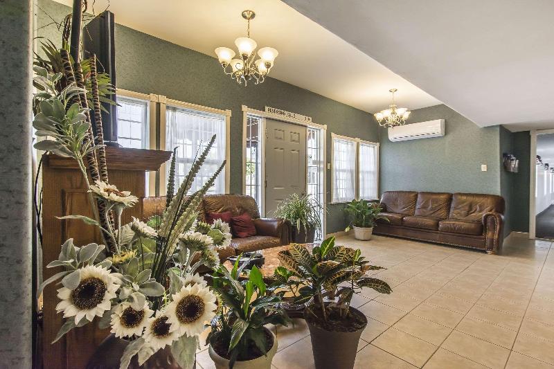 בית מלון כפרי Econo Lodge Inn & Suites