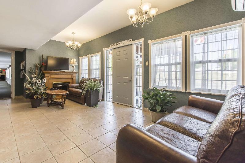 בית מלון כפרי Econo Lodge Inn & Suites