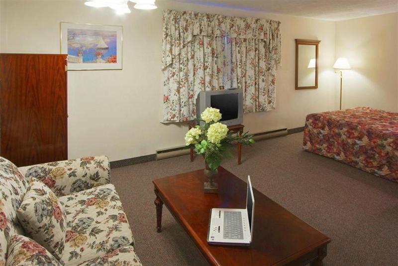 בית מלון כפרי Econo Lodge Inn & Suites