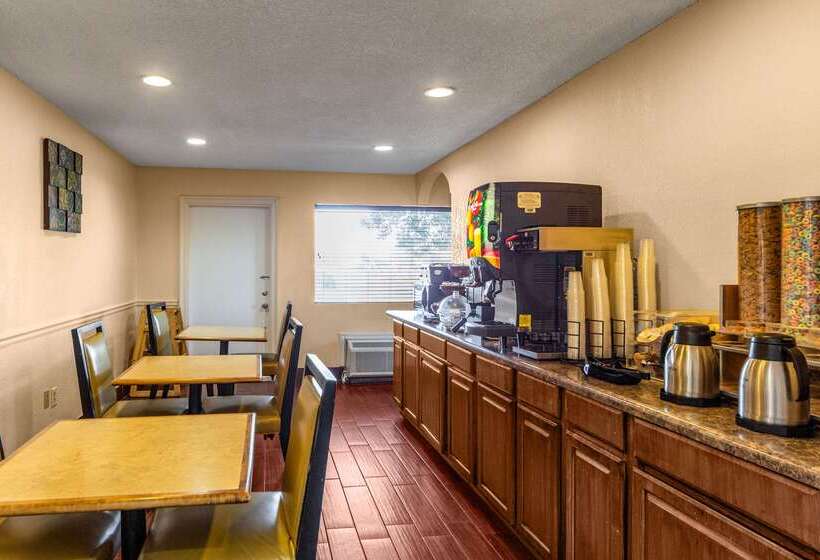 فندق Econo Lodge Meridian