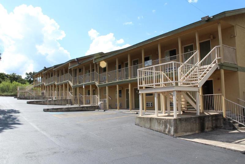 호텔 Hillview Inn At Six Flags Fiesta