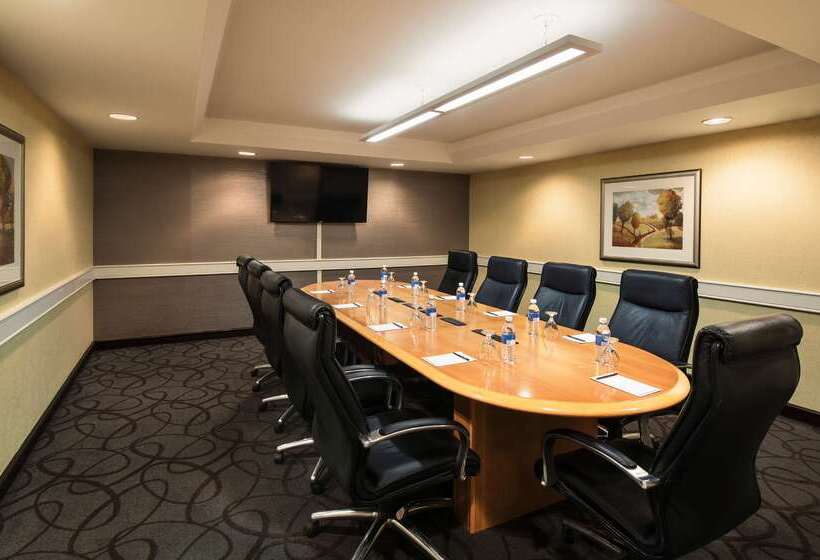 בית מלון כפרי Hilton Winnipeg Airport Suites