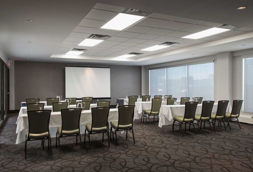 בית מלון כפרי Hilton Winnipeg Airport Suites