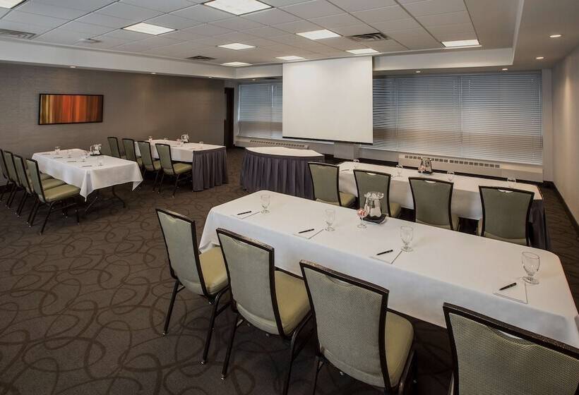 בית מלון כפרי Hilton Winnipeg Airport Suites