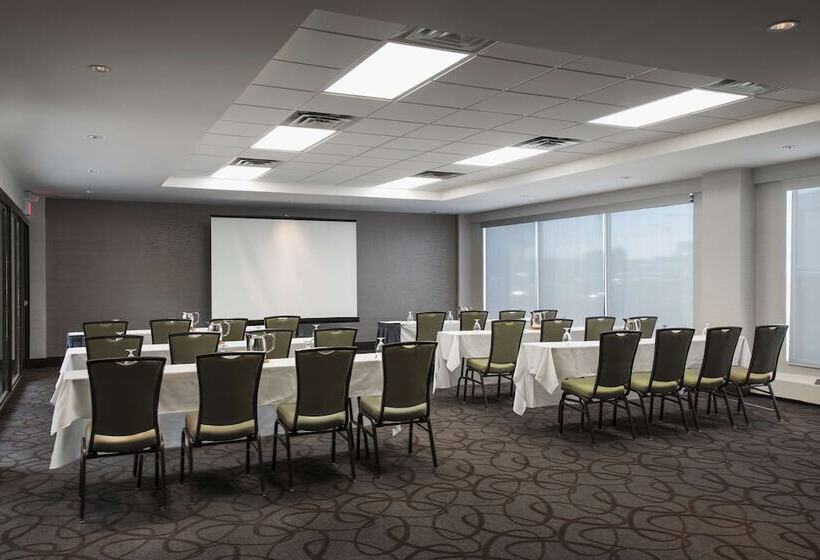 בית מלון כפרי Hilton Winnipeg Airport Suites