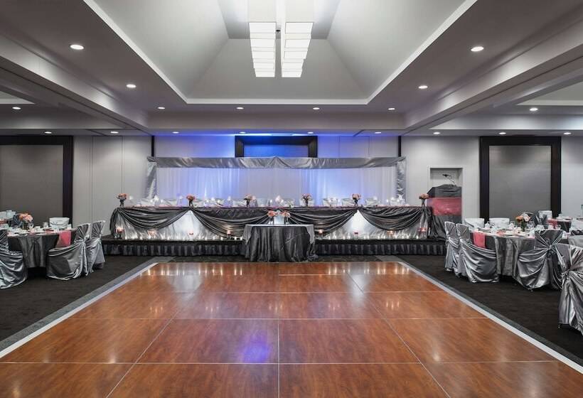 בית מלון כפרי Hilton Winnipeg Airport Suites