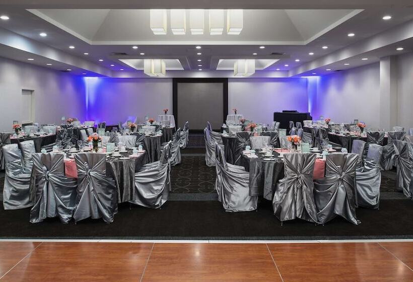 בית מלון כפרי Hilton Winnipeg Airport Suites