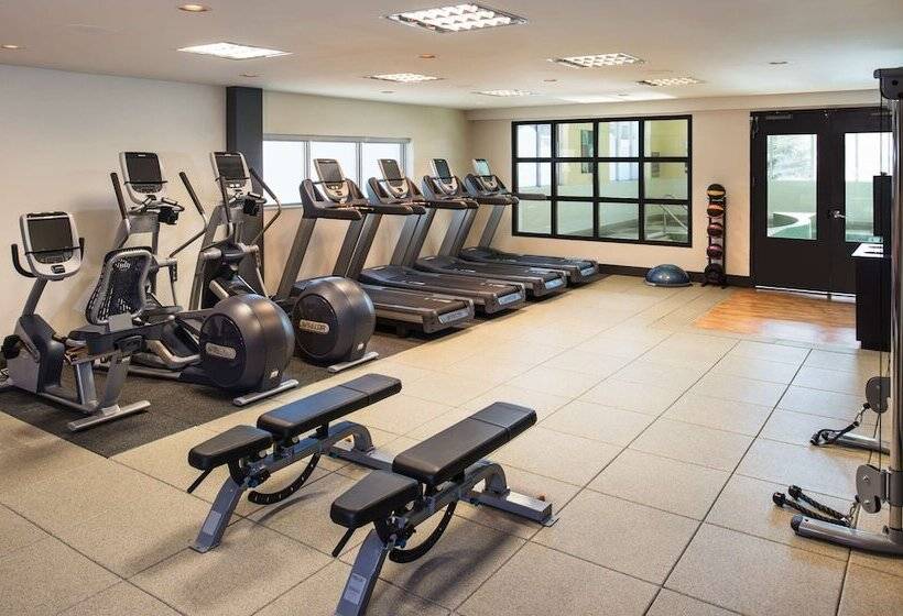 בית מלון כפרי Hilton Winnipeg Airport Suites