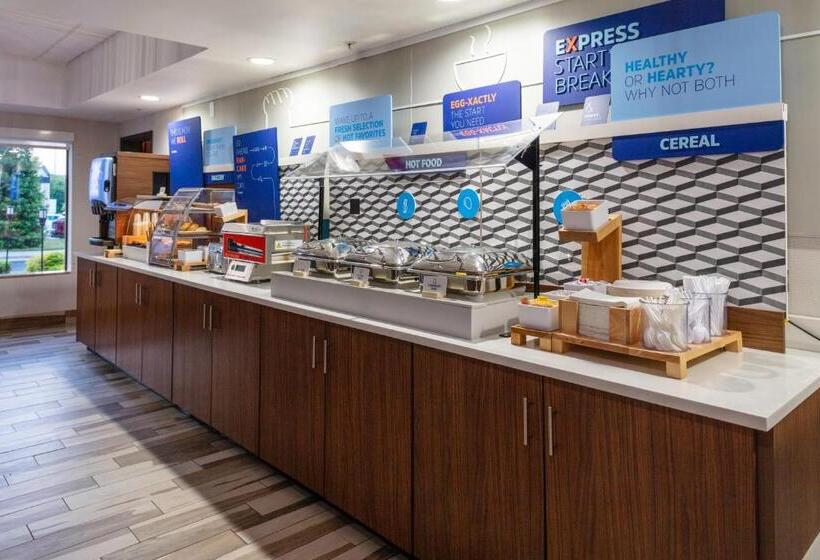 בית מלון כפרי Holiday Inn Express Rocky Mount Sports Center By Ihg