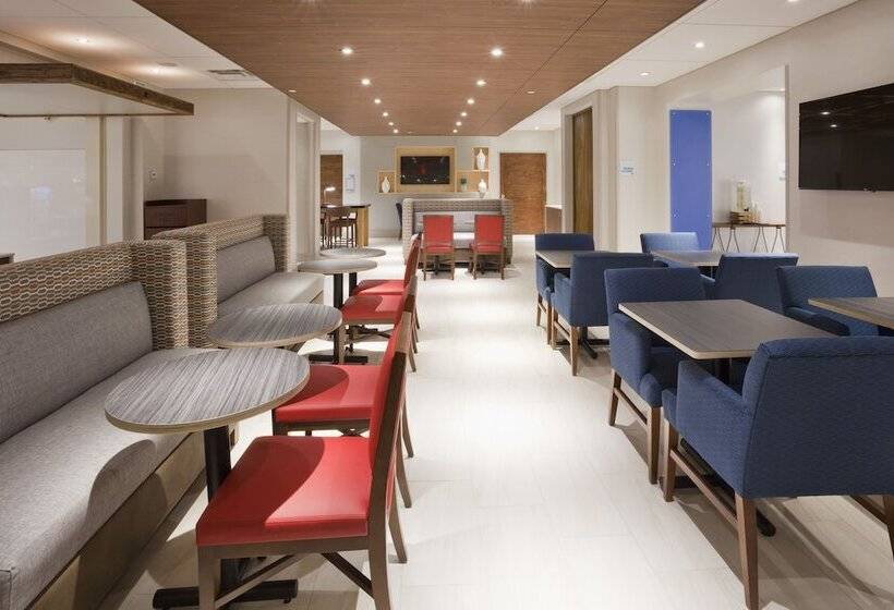 Отель Holiday Inn Express Roseville St. Paul, An Ihg