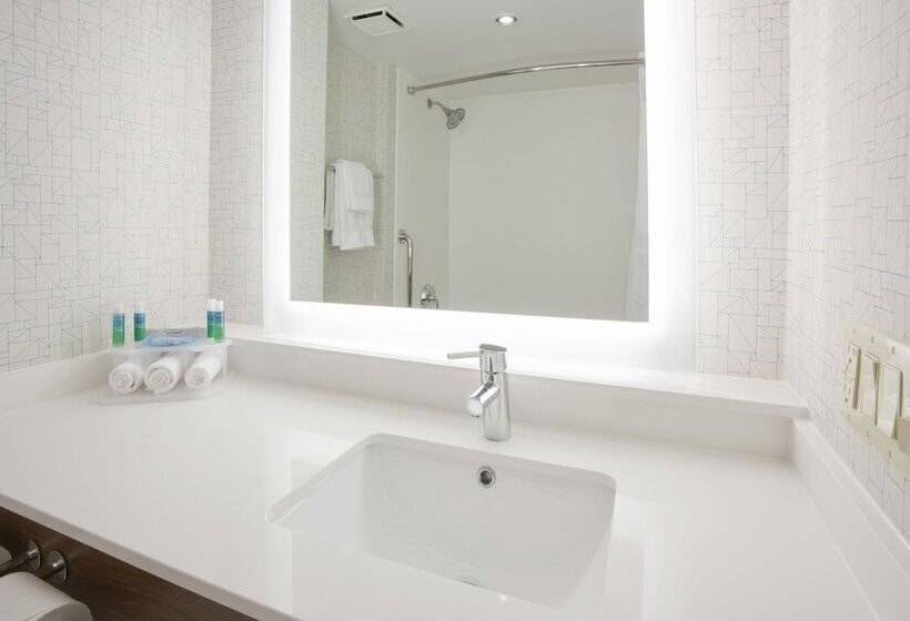 Отель Holiday Inn Express Roseville St. Paul, An Ihg