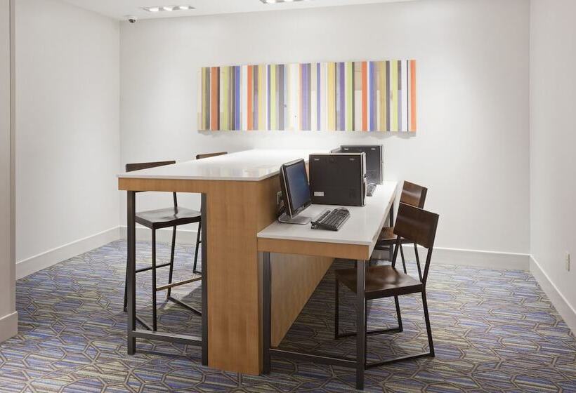 فندق Holiday Inn Express Roseville St. Paul, An Ihg