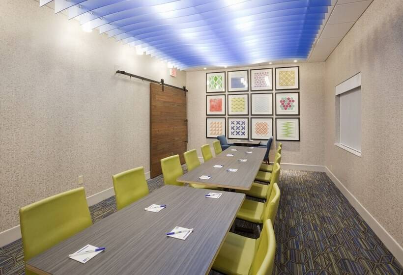Отель Holiday Inn Express Roseville St. Paul, An Ihg