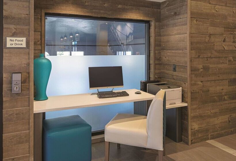 Отель La Quinta By Wyndham Portland Nw