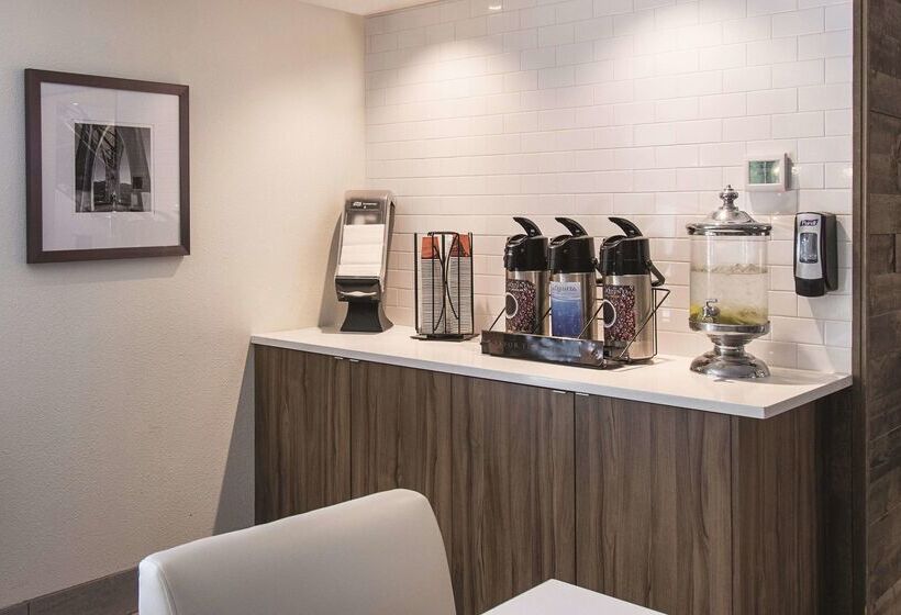 Отель La Quinta By Wyndham Portland Nw