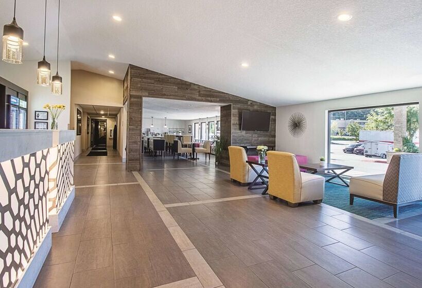 Отель La Quinta By Wyndham Portland Nw