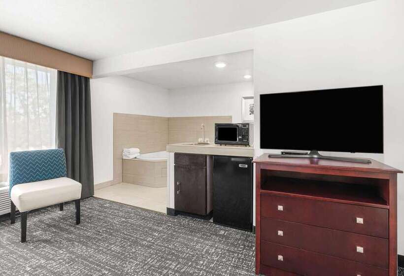 Отель La Quinta By Wyndham Portland Nw