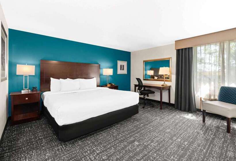 Отель La Quinta By Wyndham Portland Nw