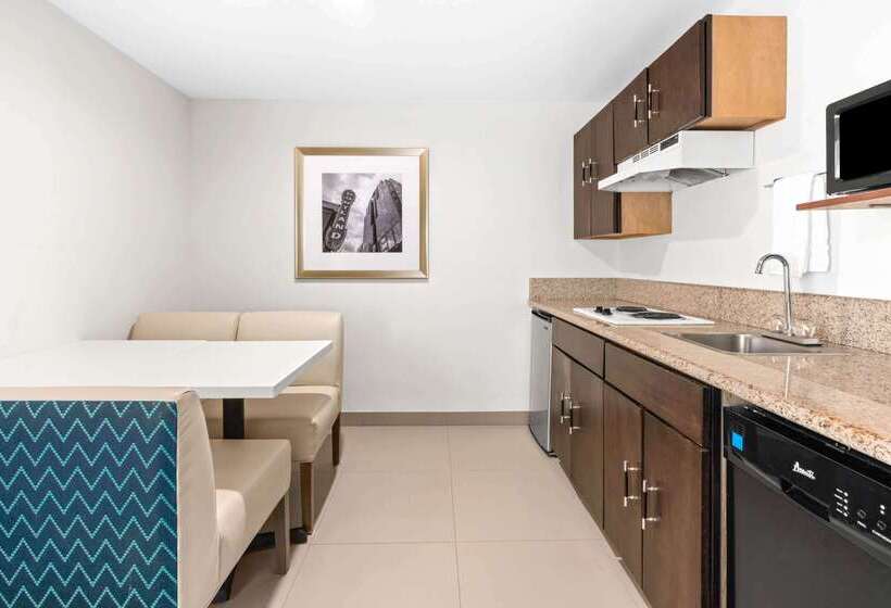 Отель La Quinta By Wyndham Portland Nw