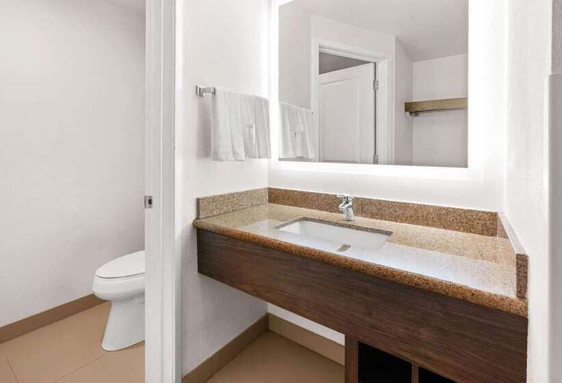 Отель La Quinta By Wyndham Portland Nw