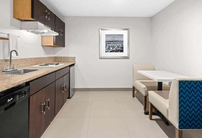 Отель La Quinta By Wyndham Portland Nw