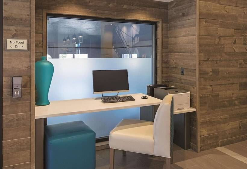 Отель La Quinta By Wyndham Portland Nw