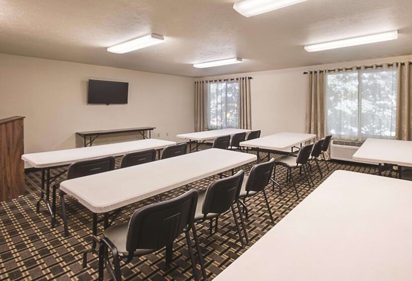 Отель La Quinta By Wyndham Portland Nw