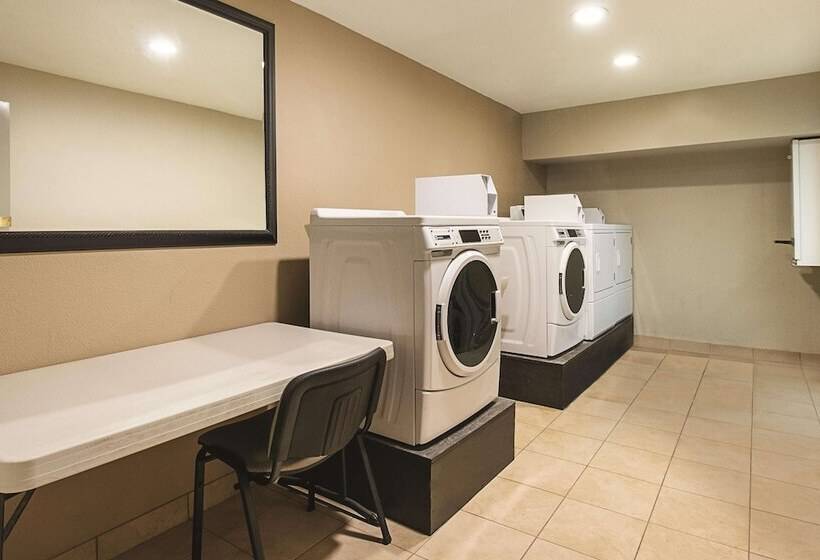 Отель La Quinta By Wyndham Portland Nw