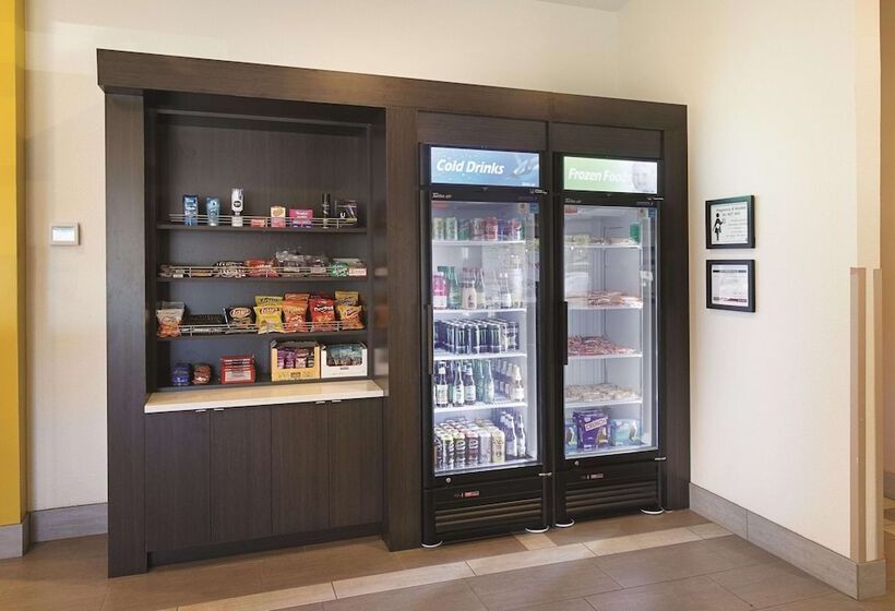 Отель La Quinta By Wyndham Portland Nw