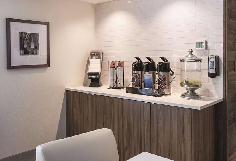 Отель La Quinta By Wyndham Portland Nw