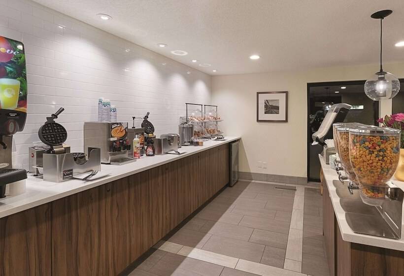 Отель La Quinta By Wyndham Portland Nw