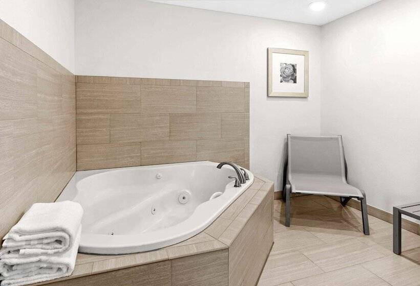 Отель La Quinta By Wyndham Portland Nw