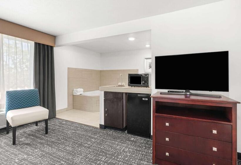 Отель La Quinta By Wyndham Portland Nw