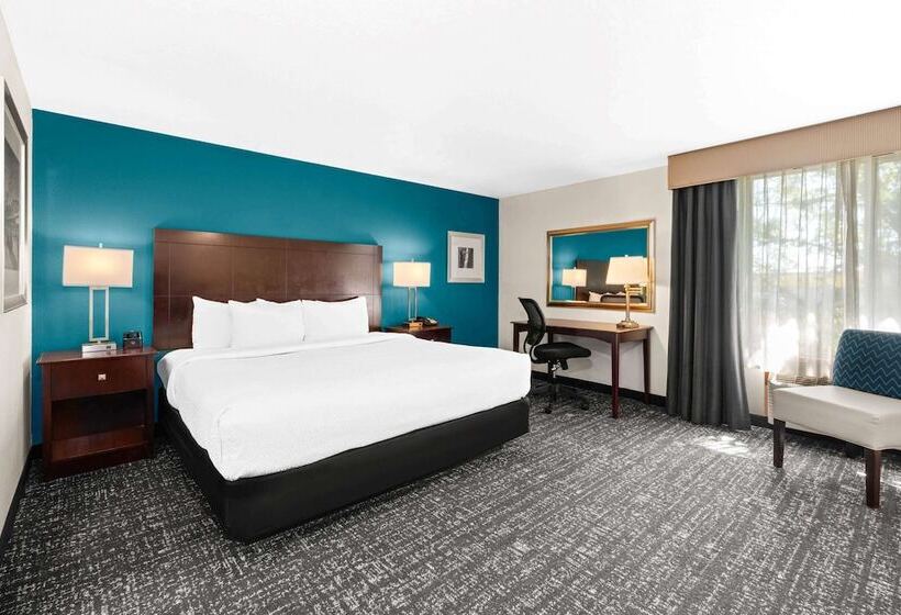 Отель La Quinta By Wyndham Portland Nw