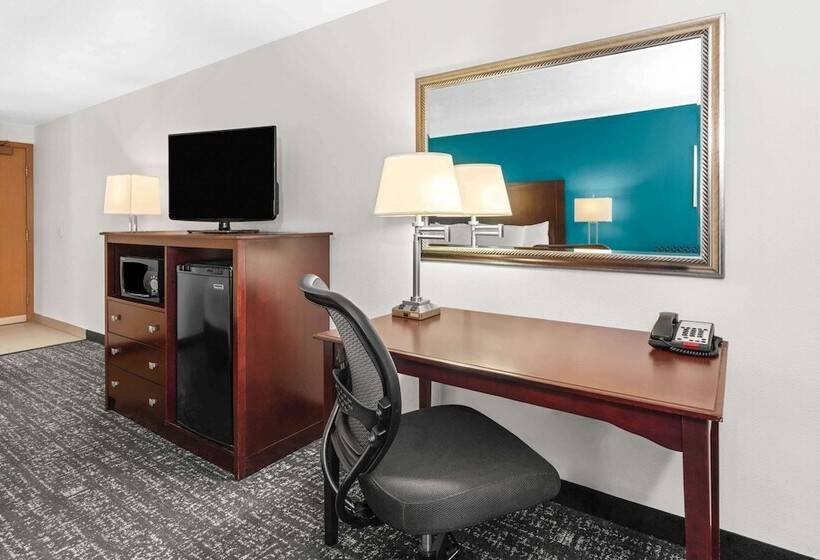 Отель La Quinta By Wyndham Portland Nw