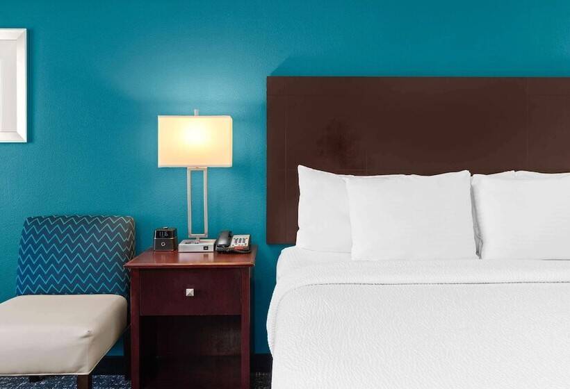 Отель La Quinta By Wyndham Portland Nw