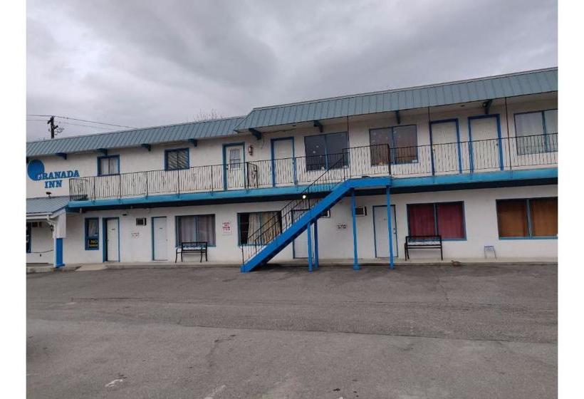 בית מלון כפרי Penticton  Granada Inn