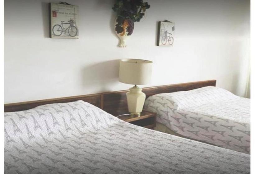 בית מלון כפרי Penticton  Granada Inn