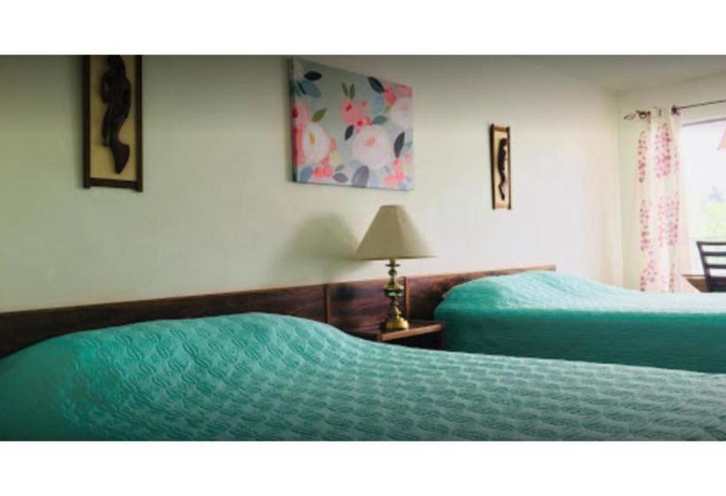 בית מלון כפרי Penticton  Granada Inn