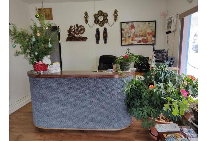 בית מלון כפרי Penticton  Granada Inn