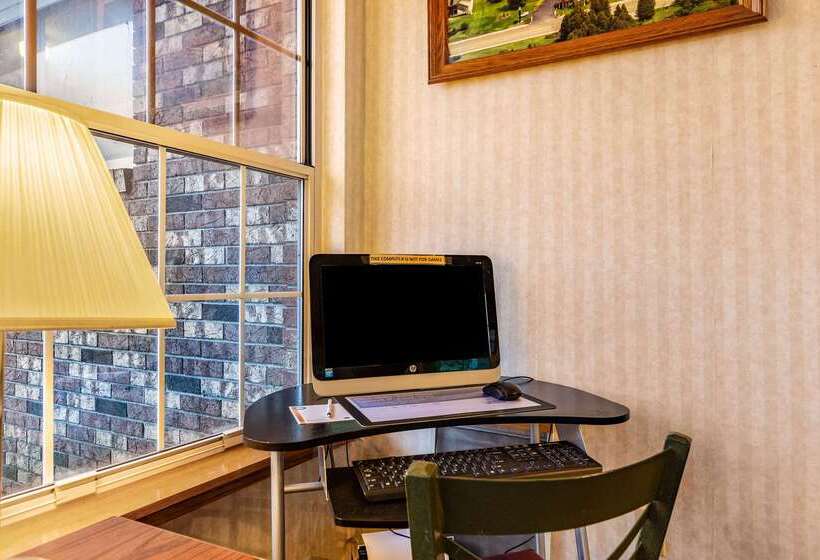 Отель Quality Inn Lakefront