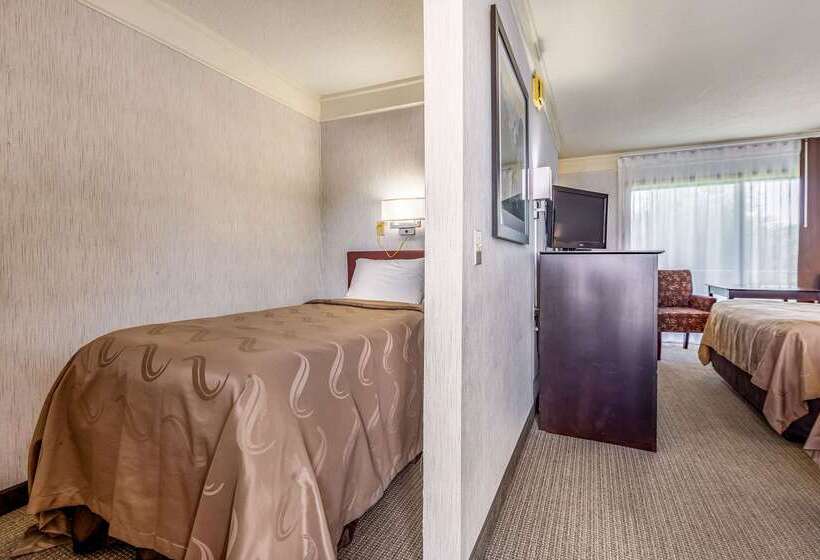 Отель Quality Inn Lakefront