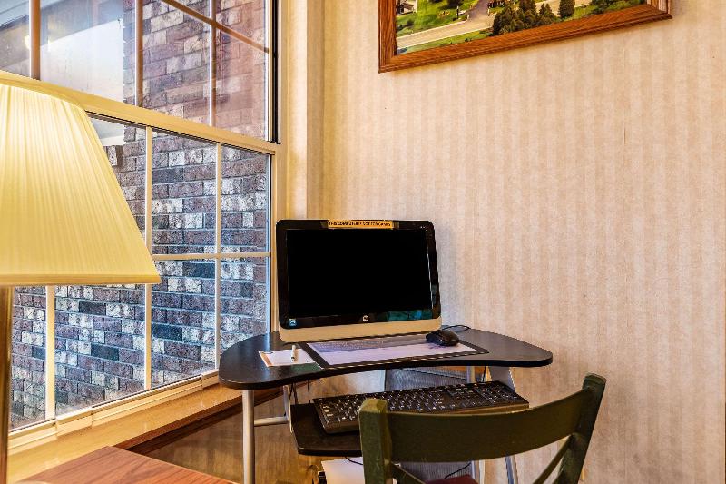 Отель Quality Inn Lakefront