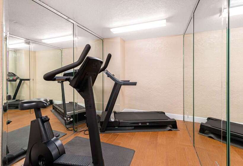 호텔 Quality Inn & Suites Orlando Airport