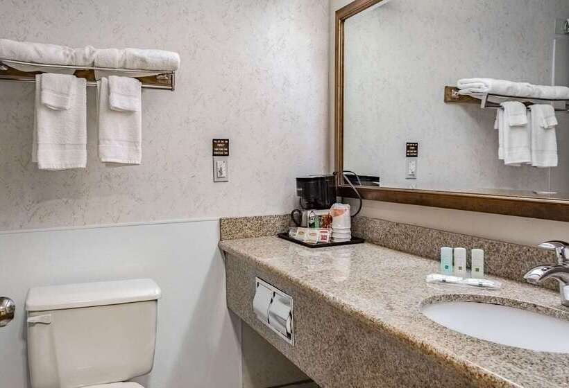 هتل Quality Inn & Suites Vancouver North