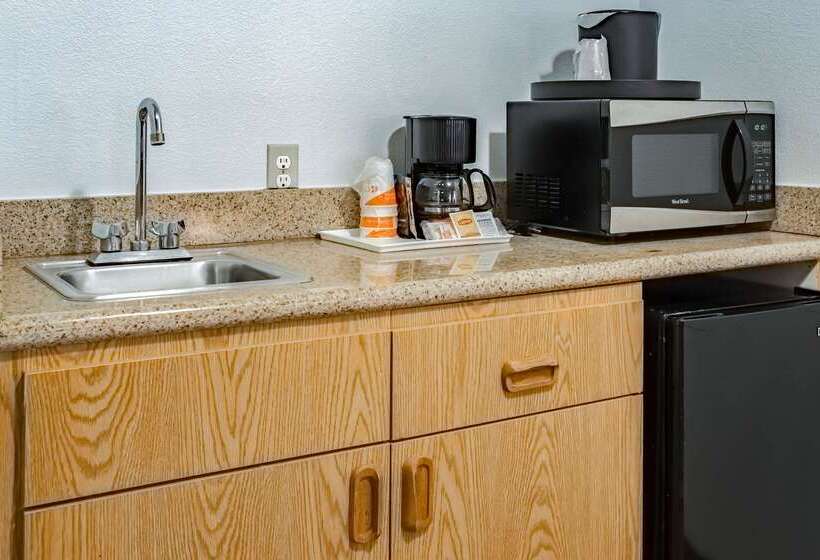 هتل Quality Inn & Suites Vancouver North