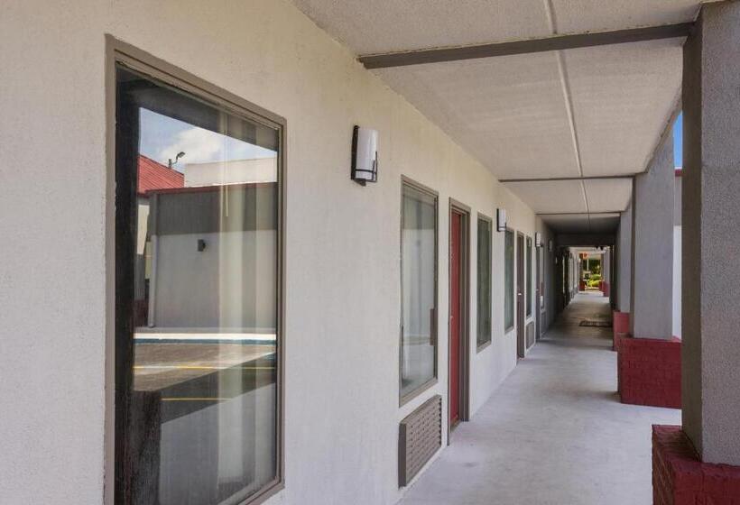 호텔 Red Roof Inn & Suites Statesboro  University
