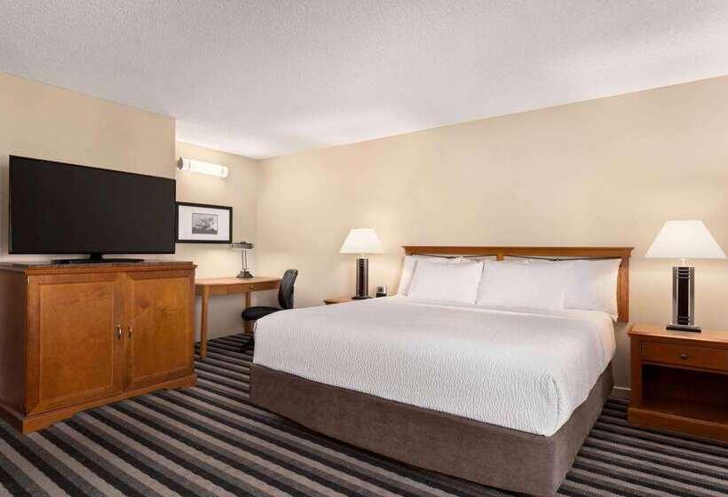 Royal Hotel West Edmonton, Trademark Collection By Wyndham