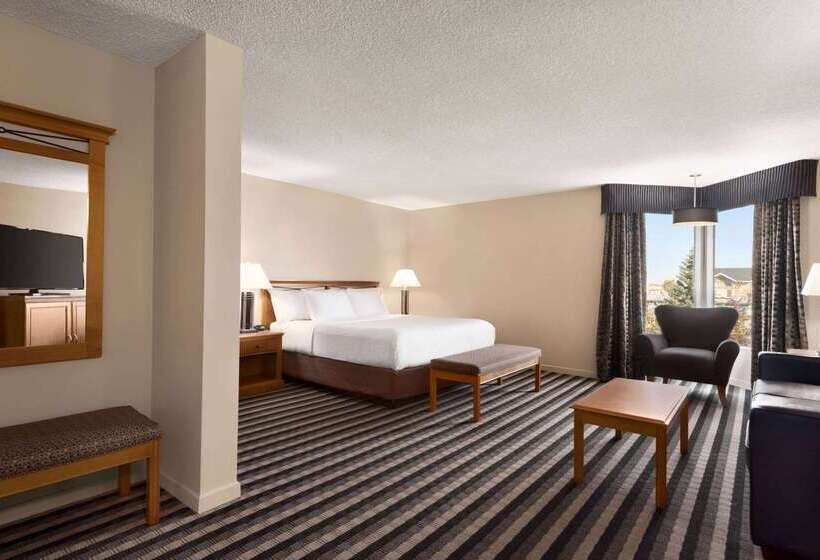 Royal Hotel West Edmonton, Trademark Collection By Wyndham